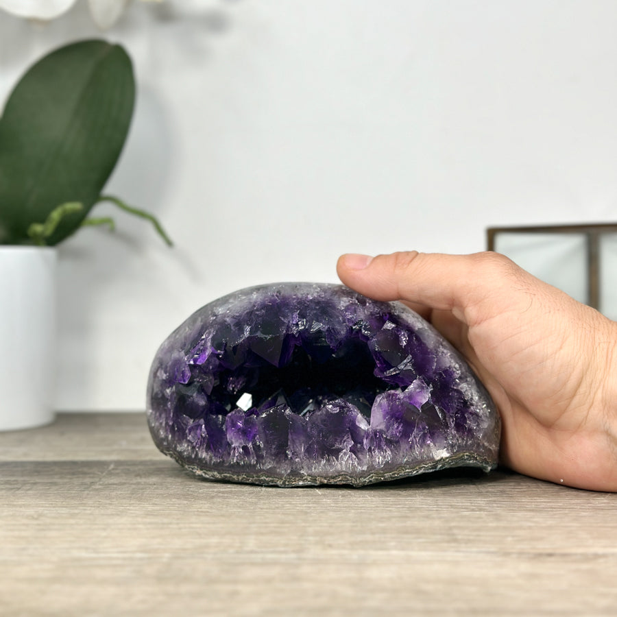 Amethyst-Geode mit großflächiger, tiefvioletter Kristallarchitektur