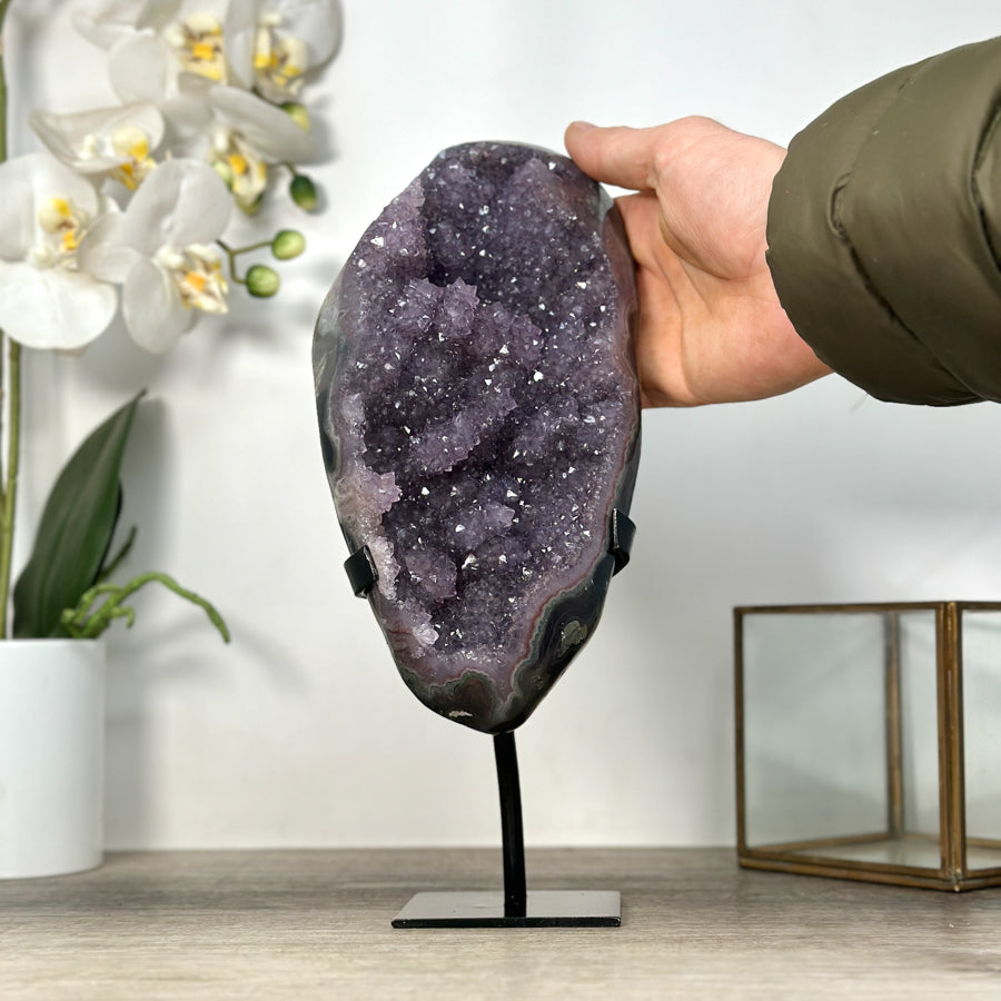 Amethyst-Achat-Geode mit dichter Stalaktitenbildung