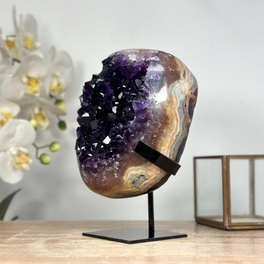 Amethyst-Kristallcluster mit wunderschöner Jaspis-Schale
