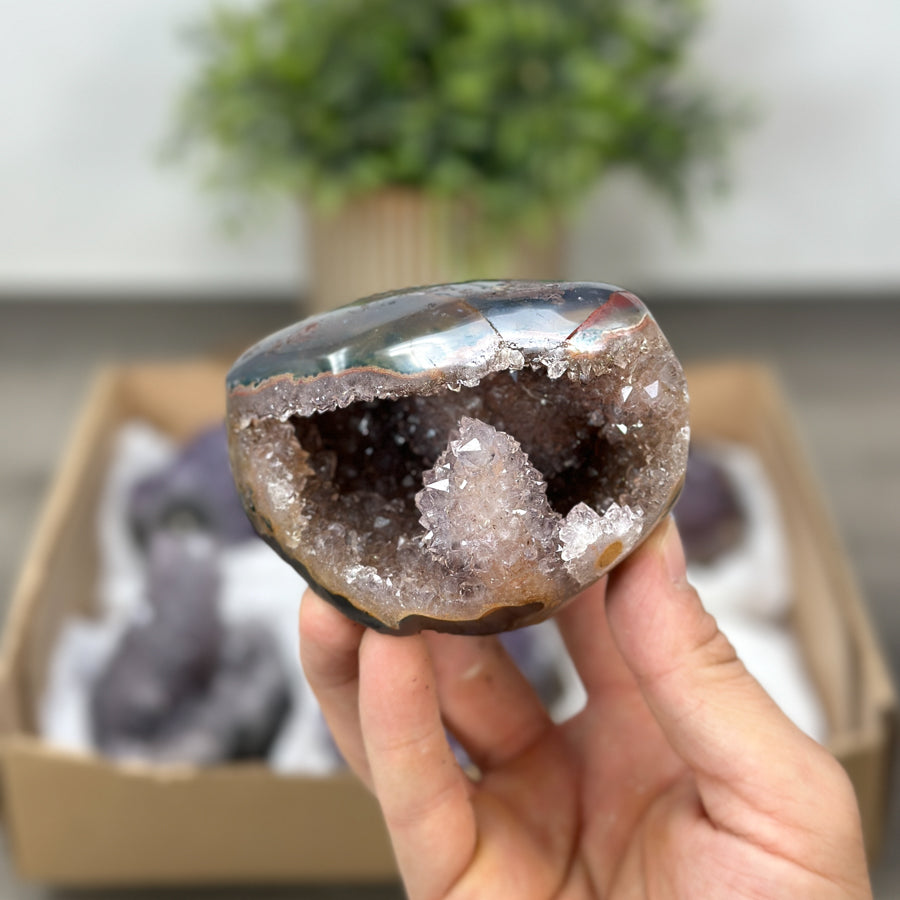 Mineralien-Ensemble mit facettenreicher Kristallstruktur und lebendiger Oberflächenwirkung