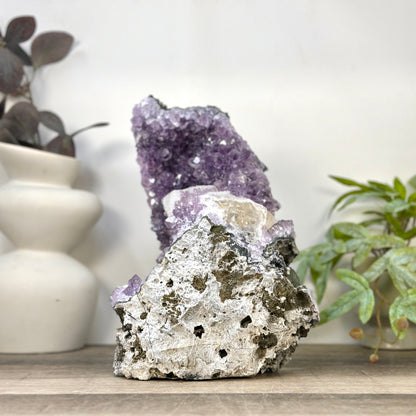 Amethyst-Kathedrale mit dichter Zuckerkristall-Beschichtung und feiner Kalzitbildung