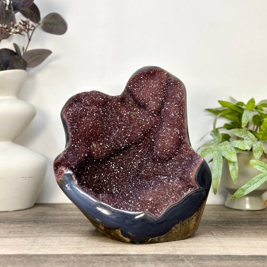 Roter Amethyst als kraftvolles Statement-Stück mit blauer Achat-Bänderung