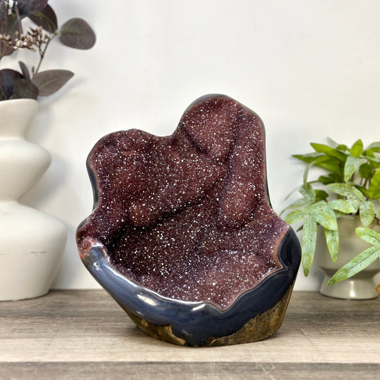 Roter Amethyst als kraftvolles Statement-Stück mit blauer Achat-Bänderung
