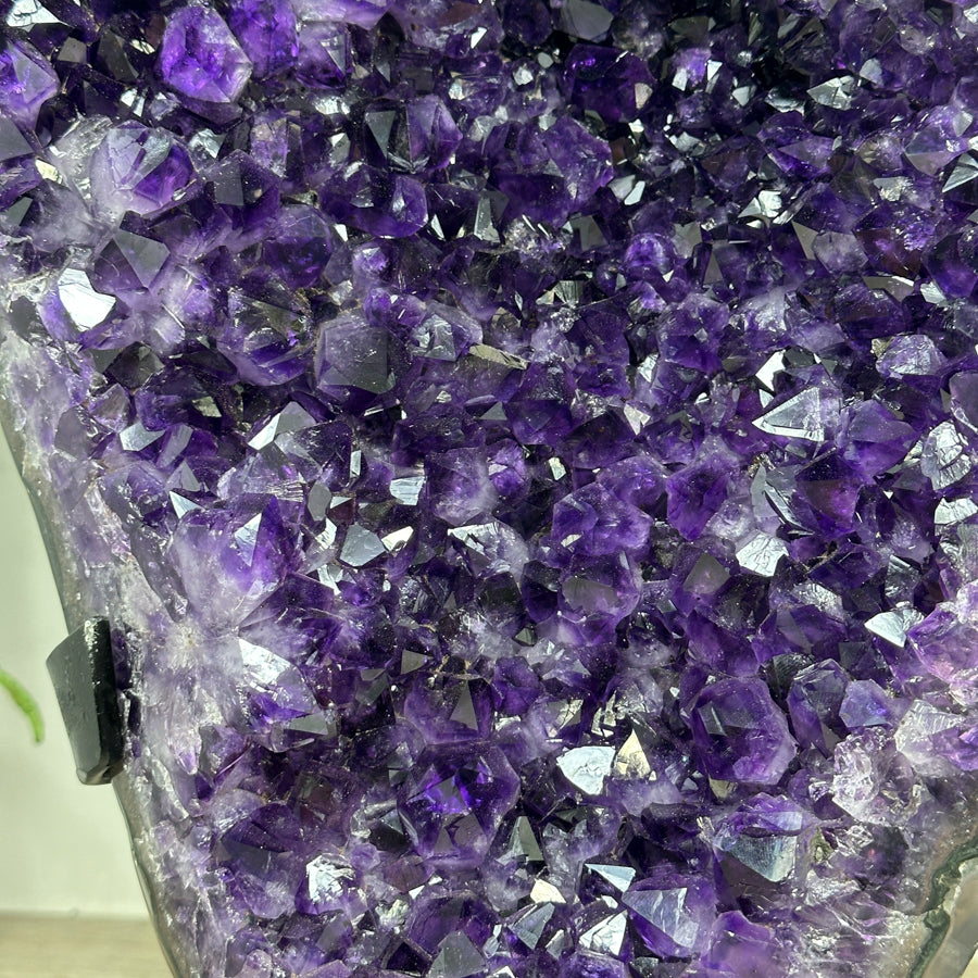 Amethyst-Kristall mit ausdrucksstarker Kristallarchitektur, in ausgewählter Spitzenqualität