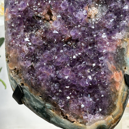 Amethyst-Jaspis-Kristall mit kontrastreicher Mineralstruktur