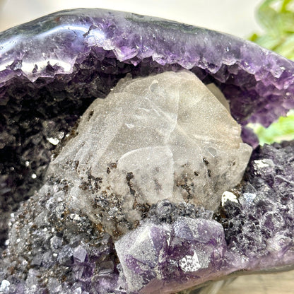 Amethyst-Geode mit zuckerquarzartiger Kristallbeschichtung und Kalzitformation