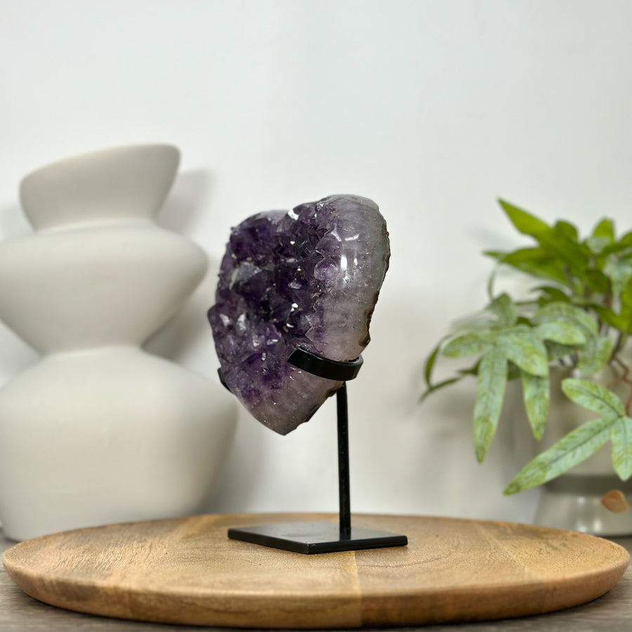 Amethyst-Kristallherz mit dicht gewachsener, purpurner Kristallstruktur