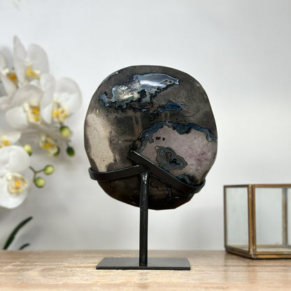 Amethyst-Geode mit individuell gewachsener Kalzit-Formation