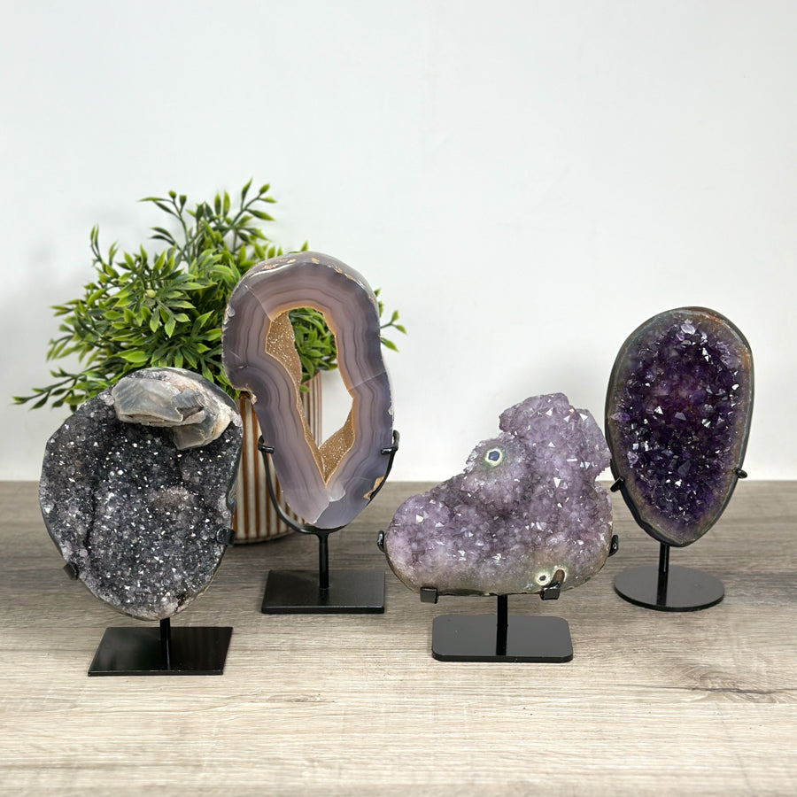 Kristallenskulpturen-Set 4-teilig, aus Naturstein mit kristallreicher Struktur und Farbvielfalt