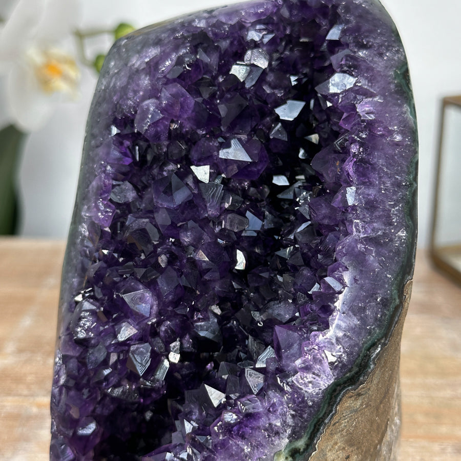 Amethyst-Geode mit aufrechter Standform und kompakter Kristallstruktur