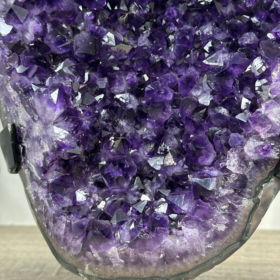 Amethyst-Kristall mit ausdrucksstarker Kristallarchitektur, in ausgewählter Spitzenqualität