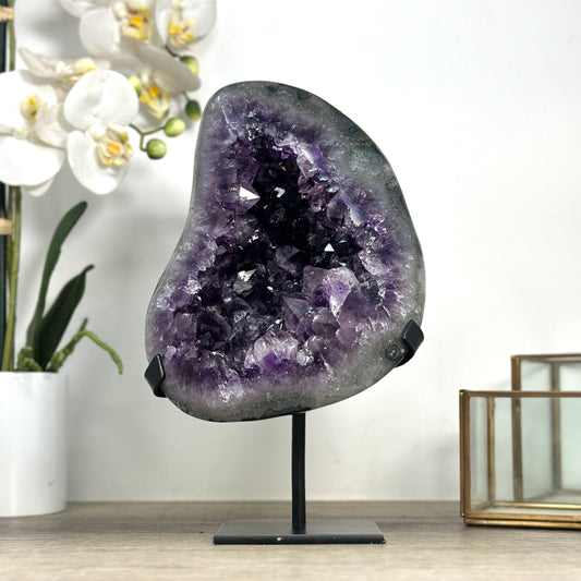 Amethyst-Geode groß mit weit geöffneter Kristallkammer