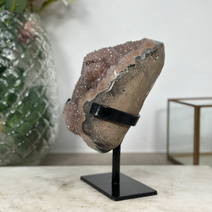 Quarz-Druzy mit kristalliner Calcitauflage und funkelnder Oberflächenstruktur