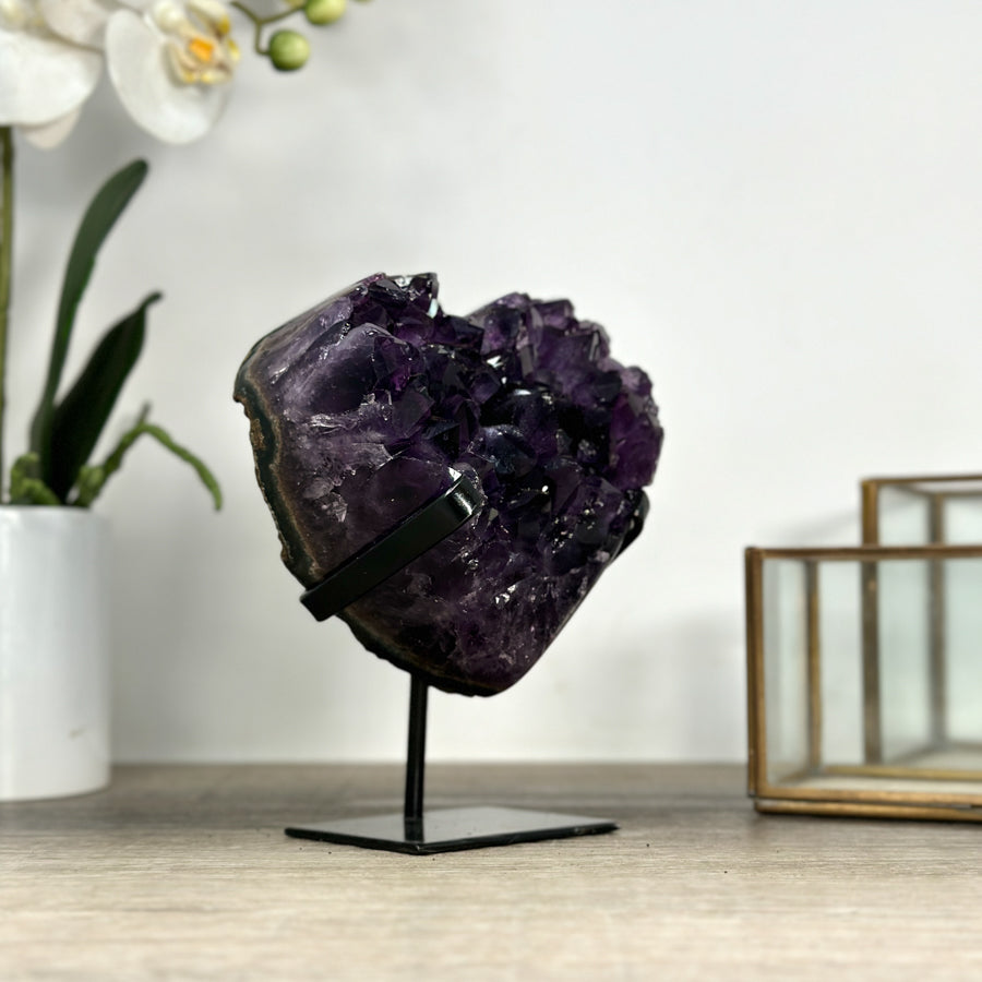 Amethyst-Herzskulptur mit großkristalliner, intensiv violetter Kristallbildung