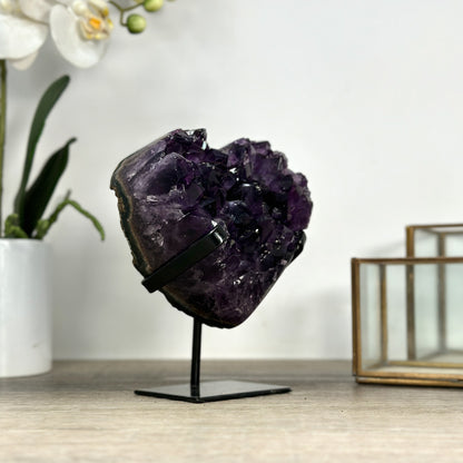 Amethyst-Herzskulptur mit großkristalliner, intensiv violetter Kristallbildung