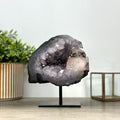 Amethyst-Geode mit markanter Kalzit-Einlagerung