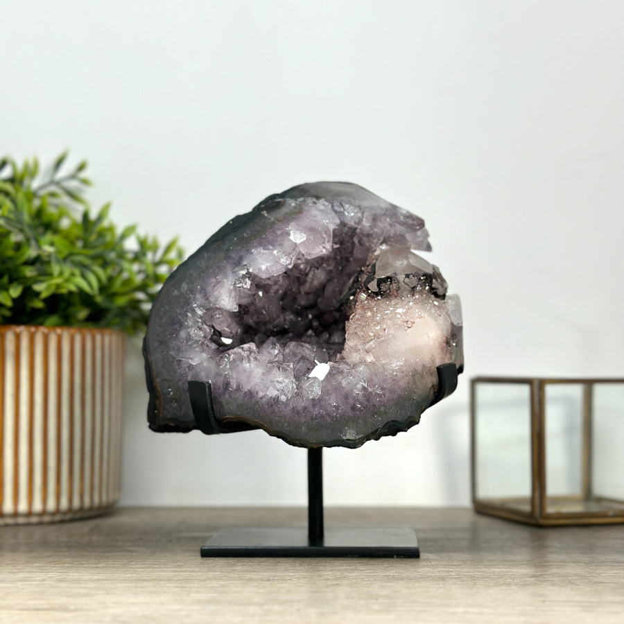 Amethyst-Geode mit markanter Kalzit-Einlagerung