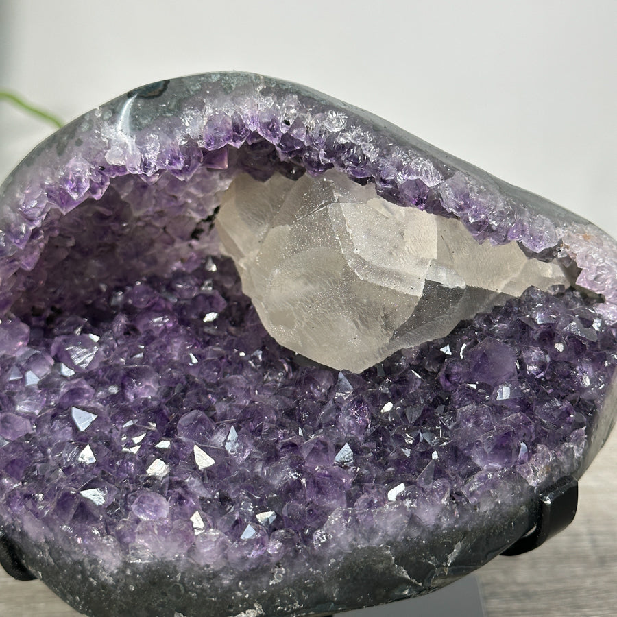 Amethyst-Geode mit Kalzitstruktur und dichter Kristallbildung