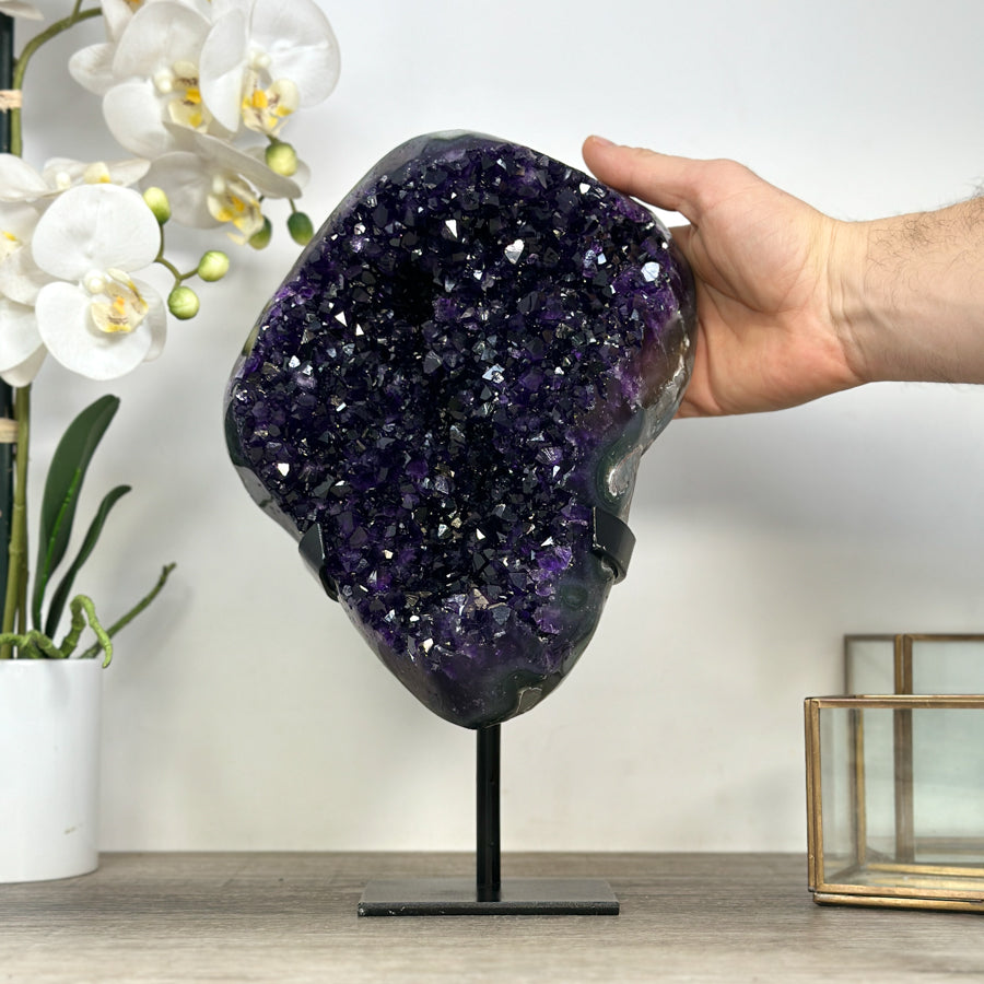 Amethyst-Kristallformation mit monumental gewachsener Kristallstruktur, in exklusiver Premiumqualität