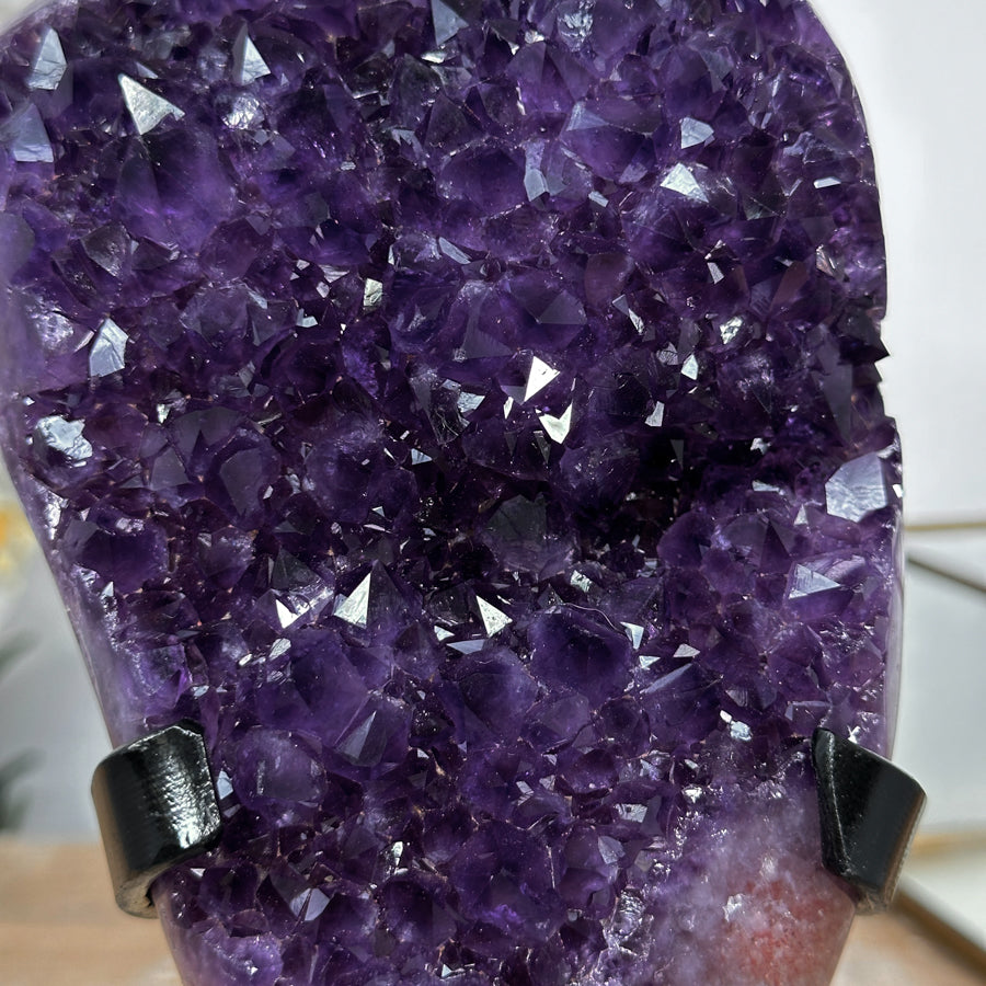 Amethyst-Kristallcluster mit kompakter Kristalllandschaft