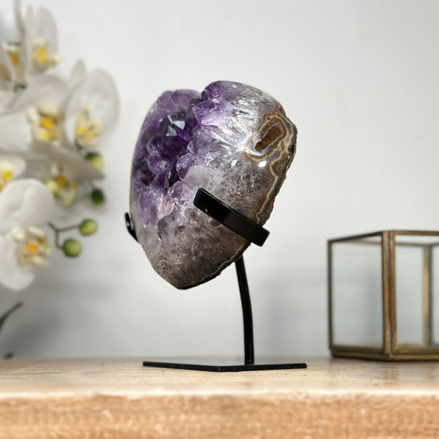 Amethyst-Herzskulptur mit großkristalliner, tiefvioletter Kristallbildung