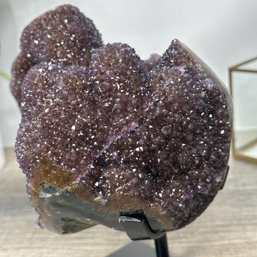Amethyst-Stalaktitenformation mit vertikaler Tropfsteinstruktur