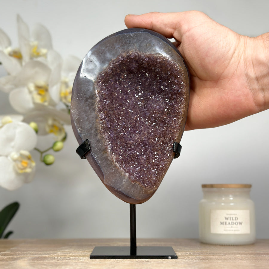 Druzy-Amethyst-Geode mit schimmernder Kristalloberfläche und Quarzschale