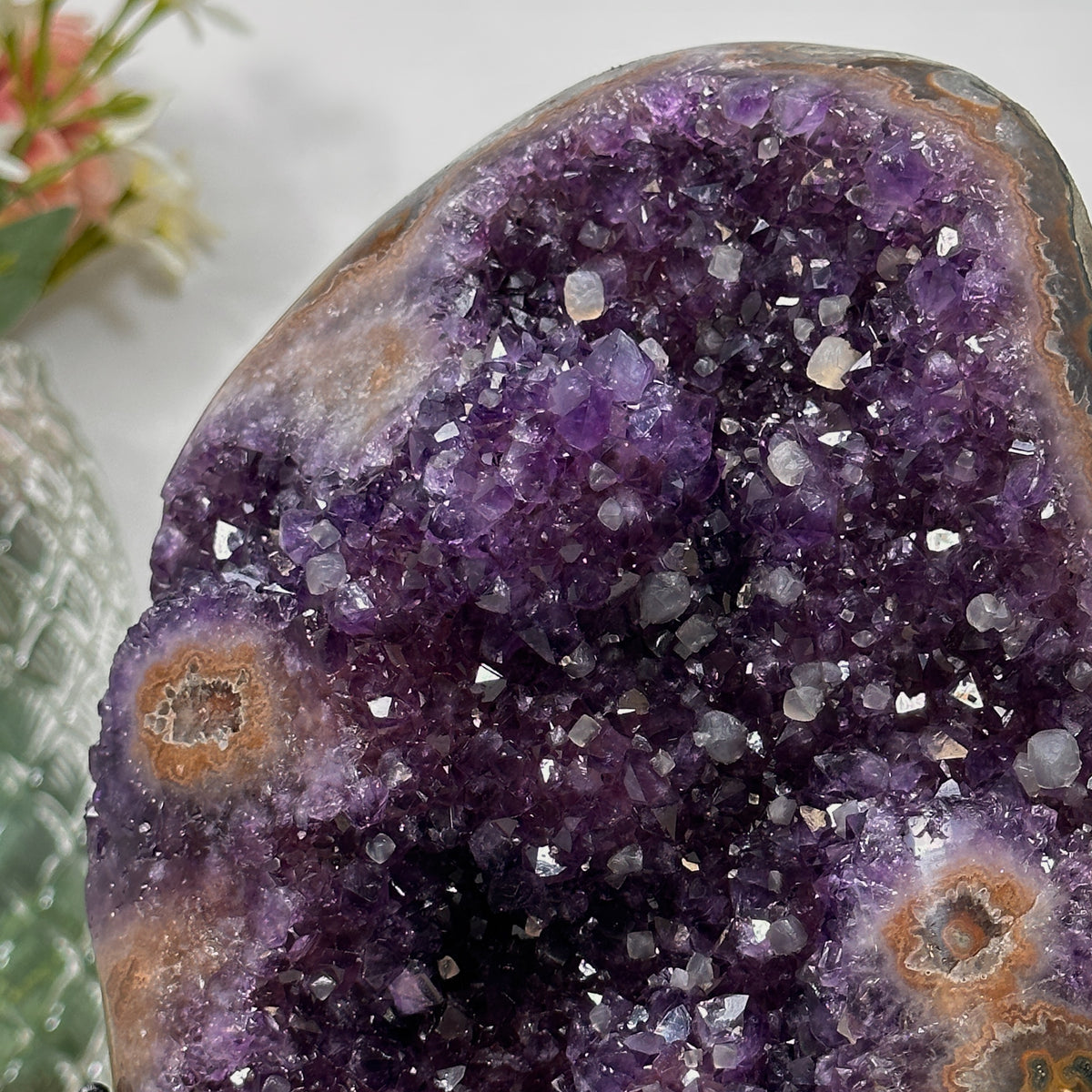 Amethyst-Geode mit eingewachsenen Kalzitkristallen und strukturreicher Kristallkammer
