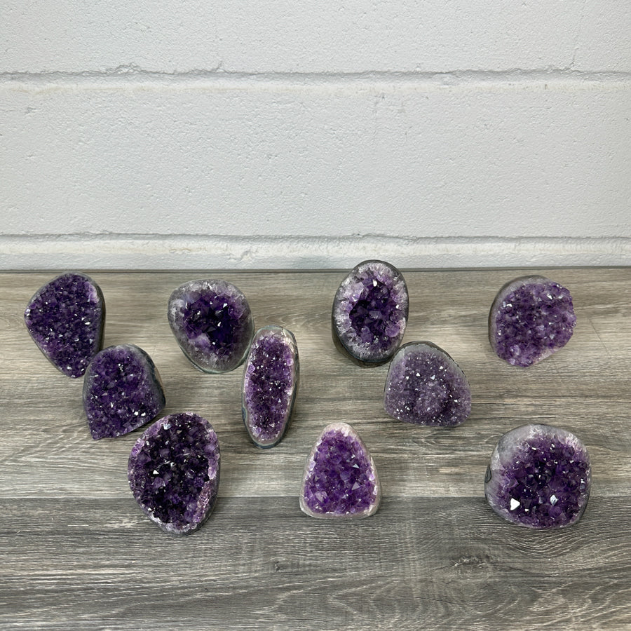 Amethyst-Kathedralen & Drusen-Set 18-teilig, mit dicht gewachsenen, violetten Kristallformationen