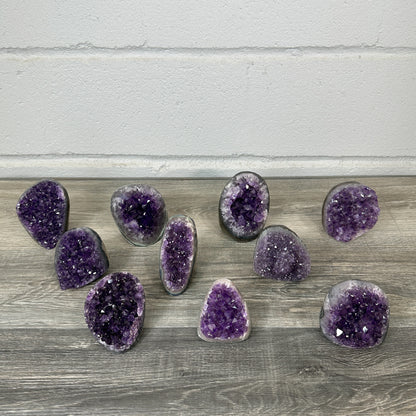 Amethyst-Kathedralen & Drusen-Set 18-teilig, mit dicht gewachsenen, violetten Kristallformationen
