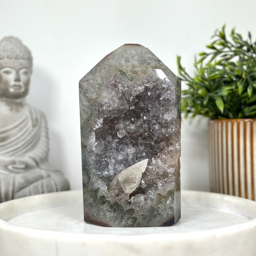 Amethyst-Kalzit-Obelisk  mit mineralischen Kristalleinschlüssen