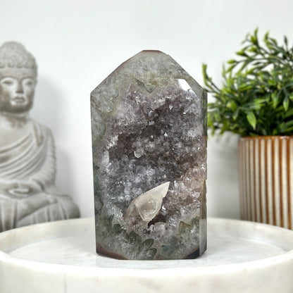 Amethyst-Kalzit-Obelisk  mit mineralischen Kristalleinschlüssen