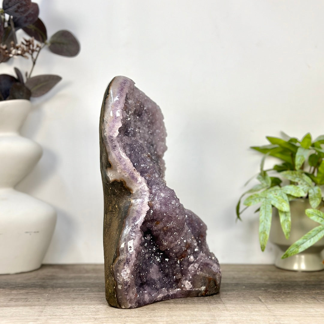 Zucker-Amethyst-Kathedrale mit purpurner Kristallarchitektur und samtiger Textur