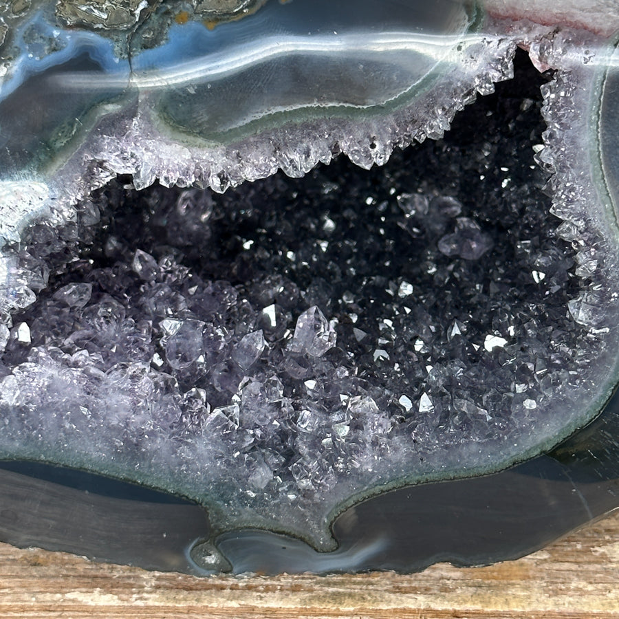 Amethyst-Geode mit polierter Achat-Schale und klarer Kristallstruktur