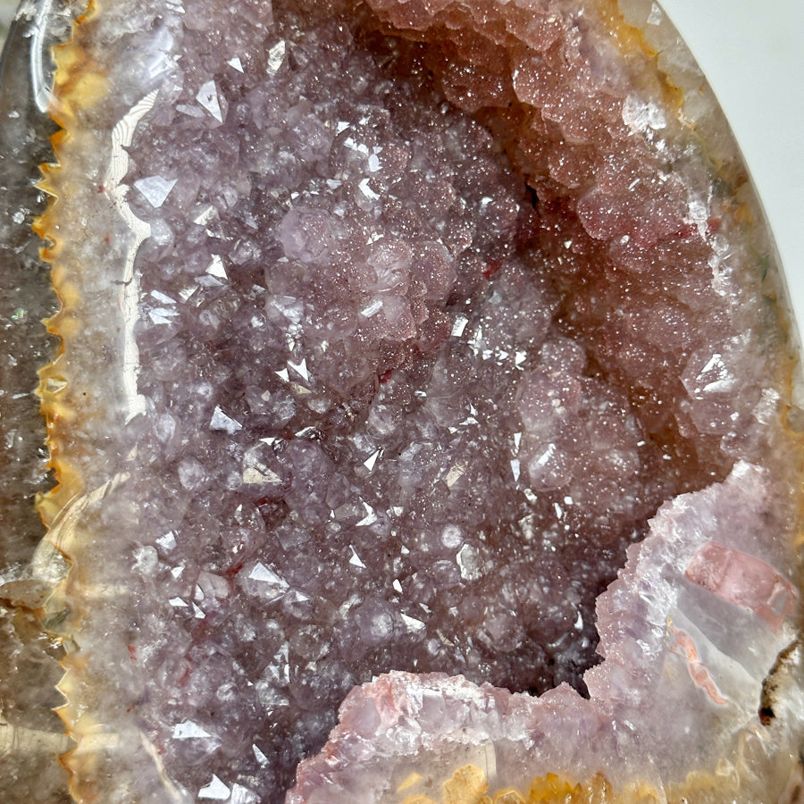 Amethyst-Geode mit wunderschöner, roséfarbener Zucker-Kristallstruktur