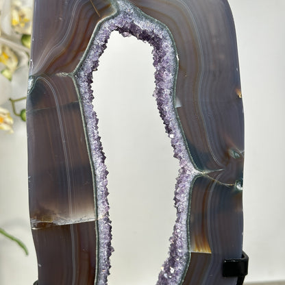 Achat-Portal mit funkelnden Amethyst Kristallen