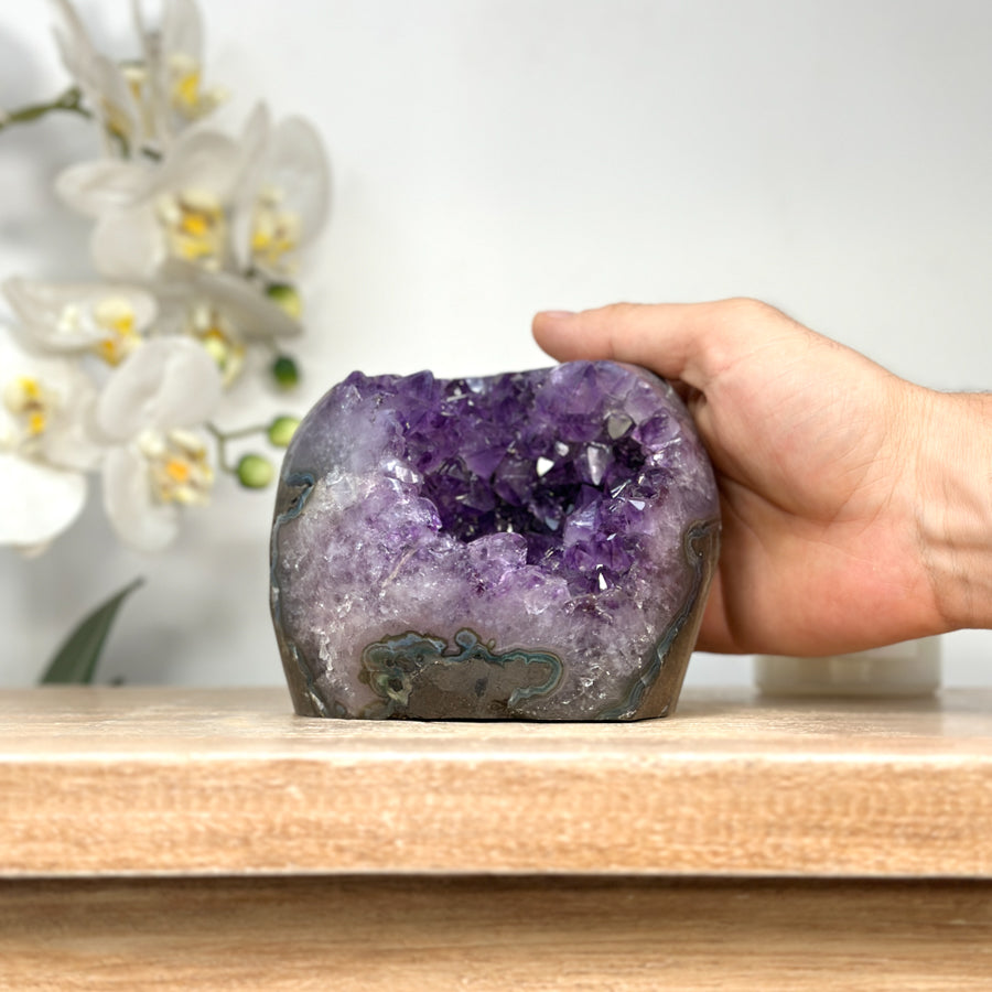 Amethyst-Geode mit klar geöffneter Kristallkammer und polierten Randflächen