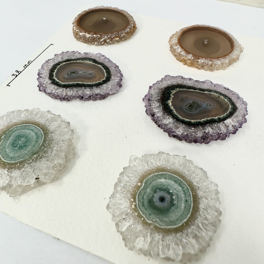 Amethyst-Achat-Quarz-Grünjaspis-Stalaktiten-Scheiben mit vielschichtiger Mineralstruktur