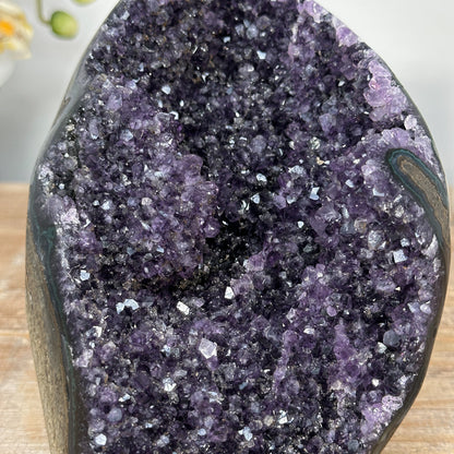 Amethyst-Druse mit weit geöffneter, violetter Kristallkammer