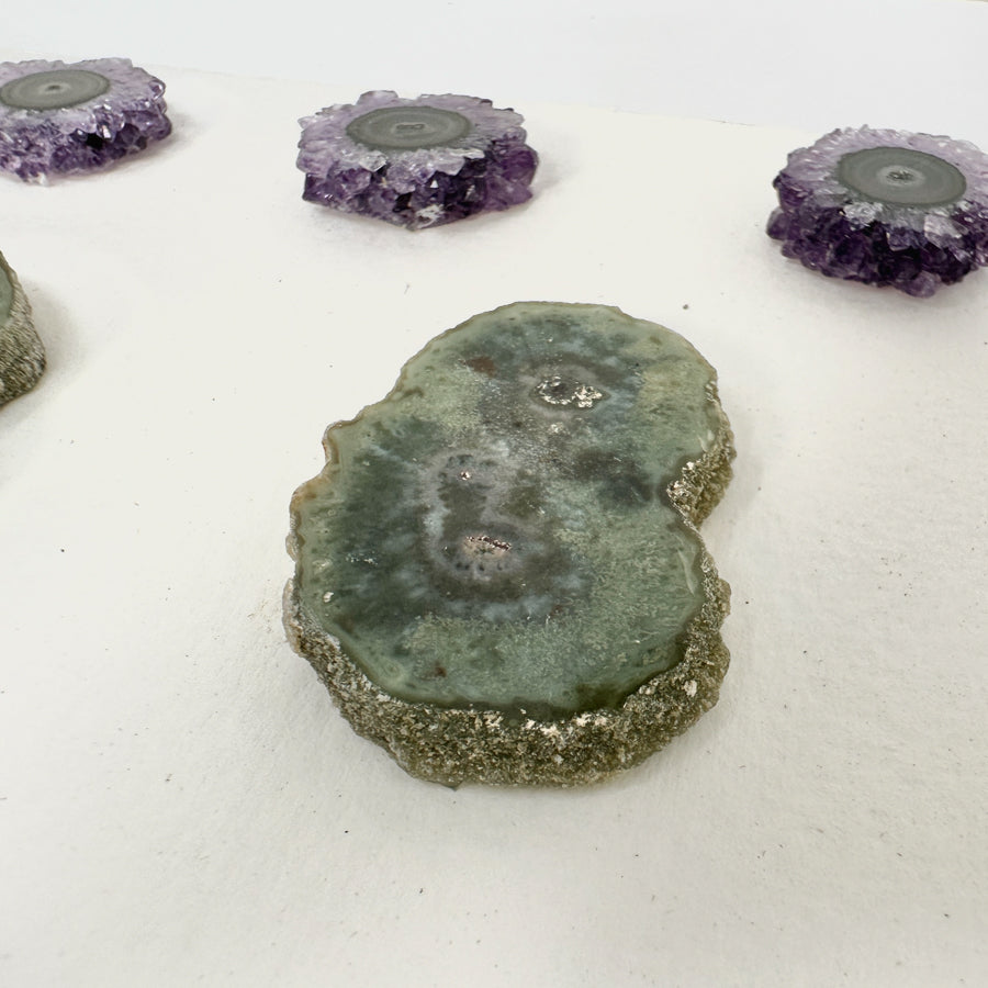 Amethyst-Quarz-Grünjaspis-Stalaktiten-Scheiben mit natürlicher Bänderung