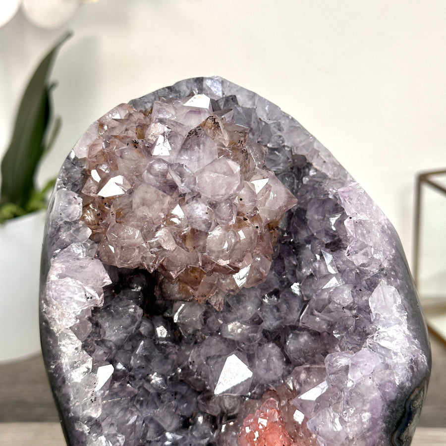 Amethyst-Kristallcluster mit zart rosigem, schimmerndem Glanz