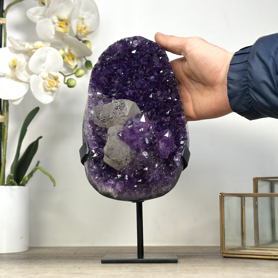 Amethyst-Stein mit kontrastreicher Kalzit- und schwarzer Hämatit-Matrix