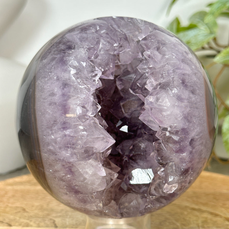 Amethyst-Achat-Steinkugel mit kraftvoller Kristallformation und dichter Struktur