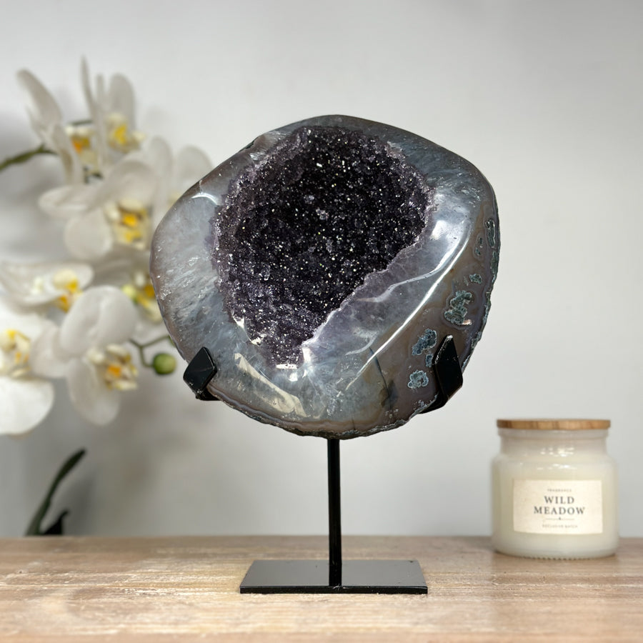 Druzy-Amethyst-Geode mit Quarzschale und tiefvioletter Kristallstruktur
