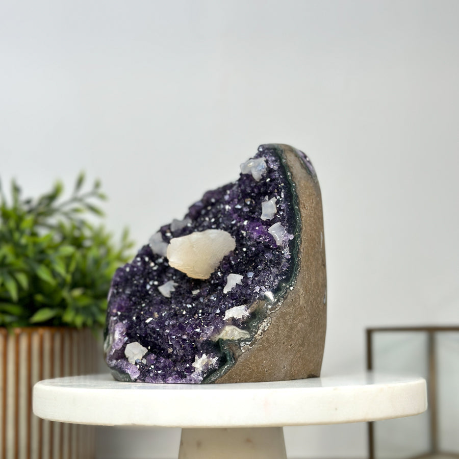 Amethyst-Geode mit kompakt gewachsener Kristallstruktur