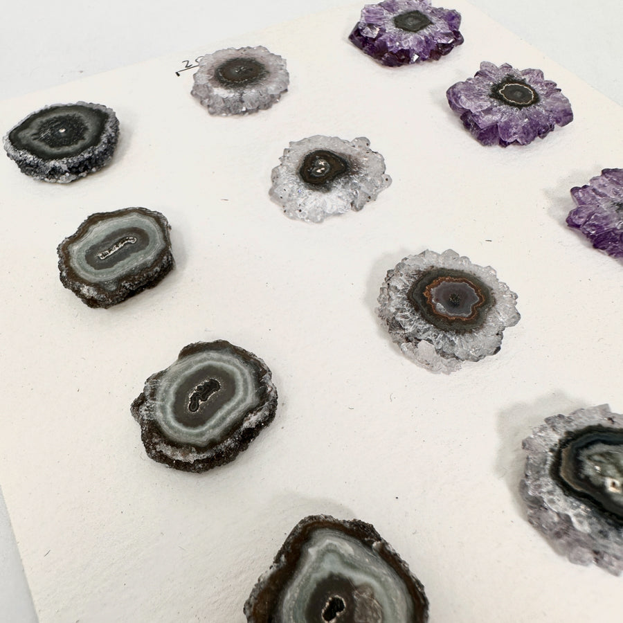 Amethyst-Grünjaspis-Stalaktiten-Scheiben mit kontrastreicher Kristallstruktur