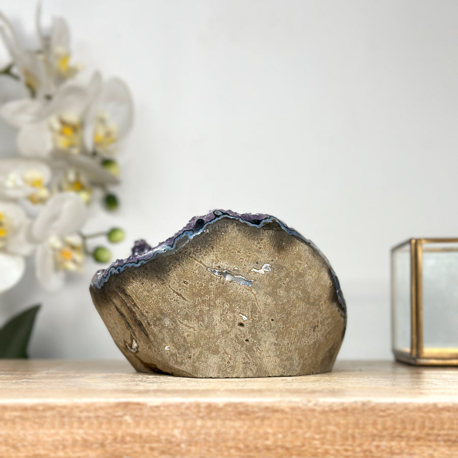 Amethyst-Geode mit dicht verwachsener Kristallstruktur