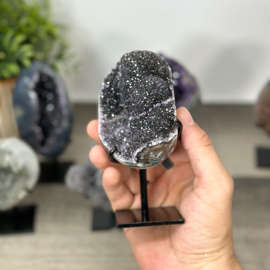 Kristallenskulpturen-Set 6-teilig, mit facettenreicher Kristallstruktur und kontrastreicher Mineralvielfalt
