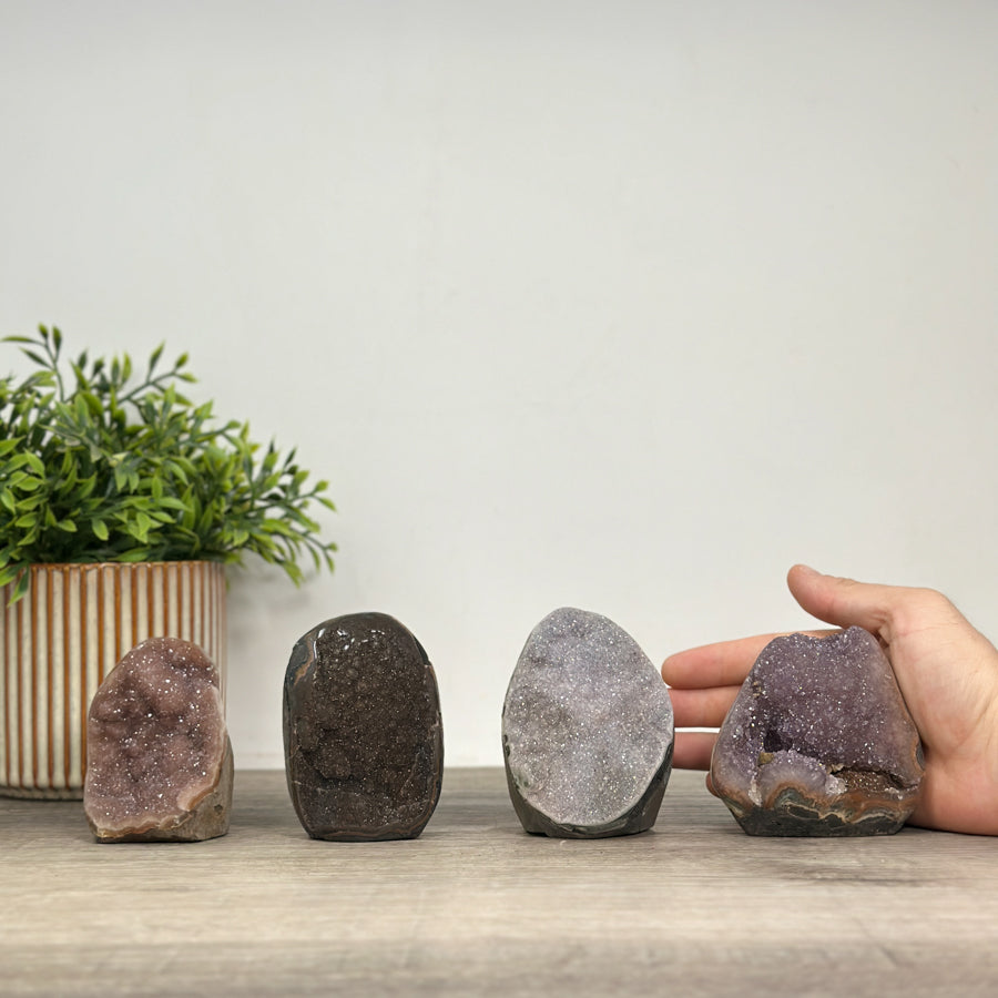 Mineralien-Kathedralen- und Drusen-Set 4-teilig, mit kontrastreicher Mineralvielfalt