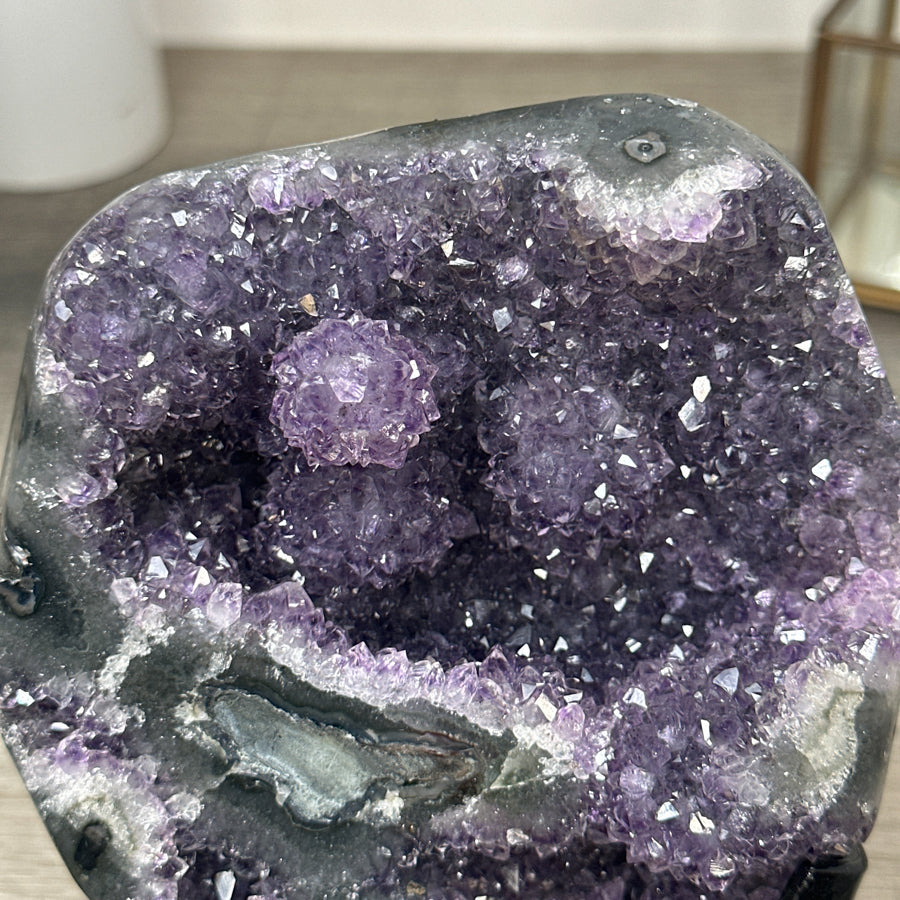 Amethyst-Cluster mit facettenreichen, violetten Kristallspitzen